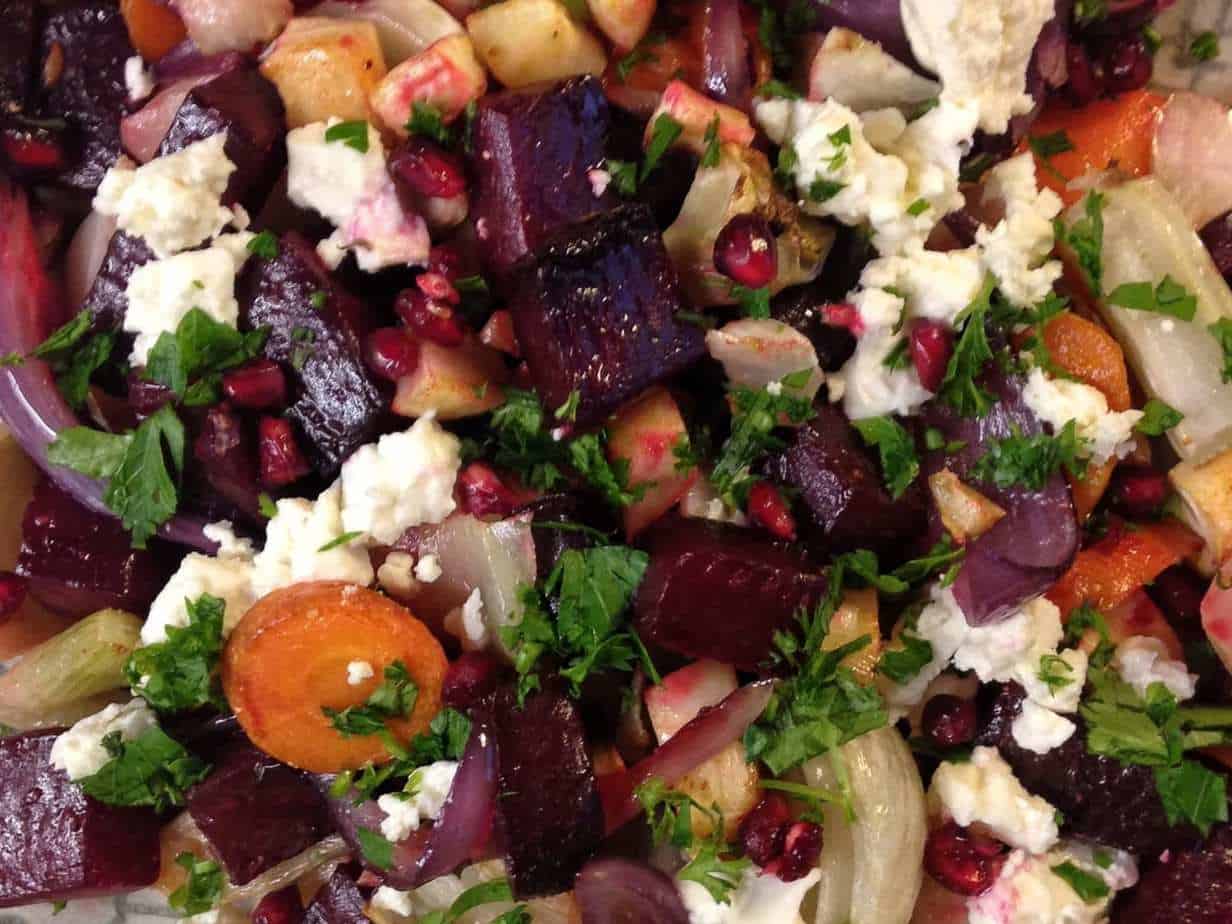 Warmer Gemüsesalat mit Schafskäse - sarah tardy